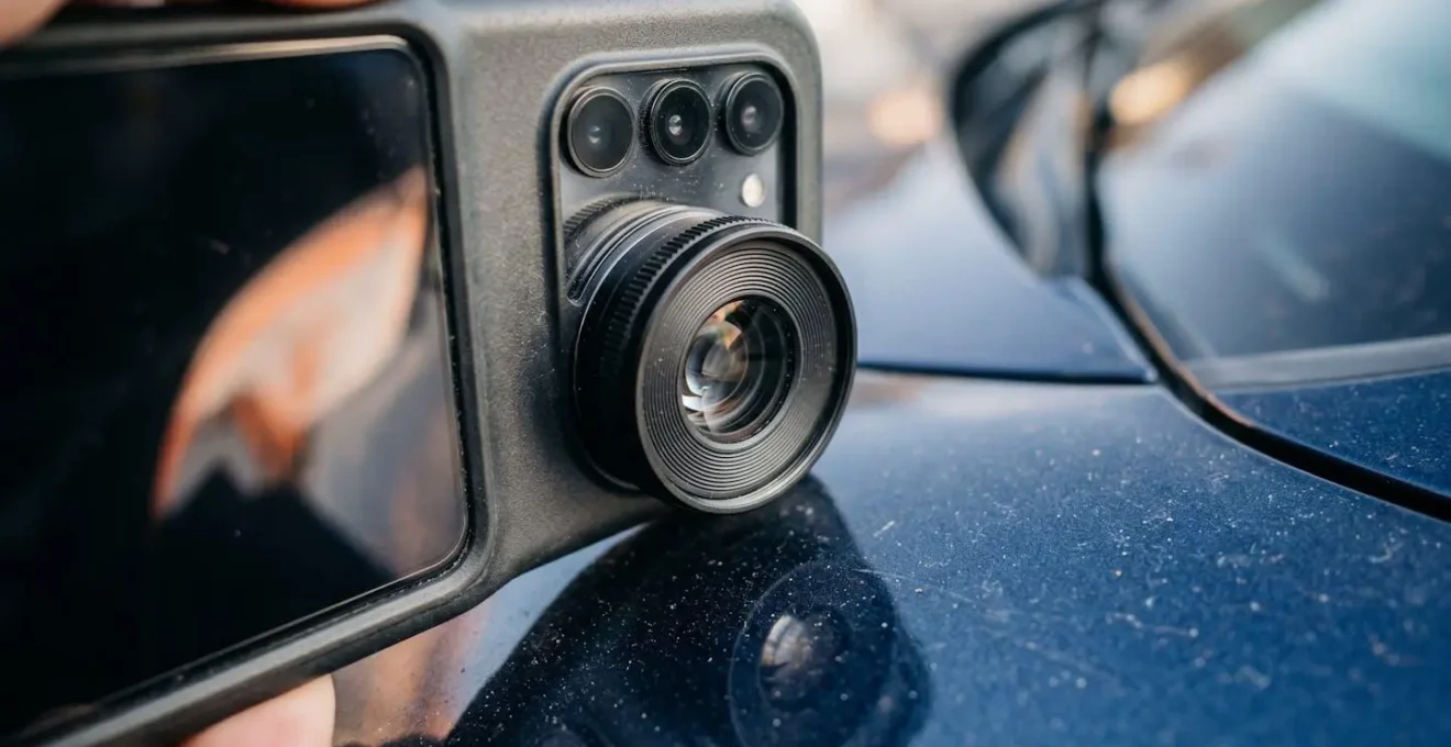 Gros plan sur un appareil photo numérique capturant les détails de la carrosserie d'un véhicule