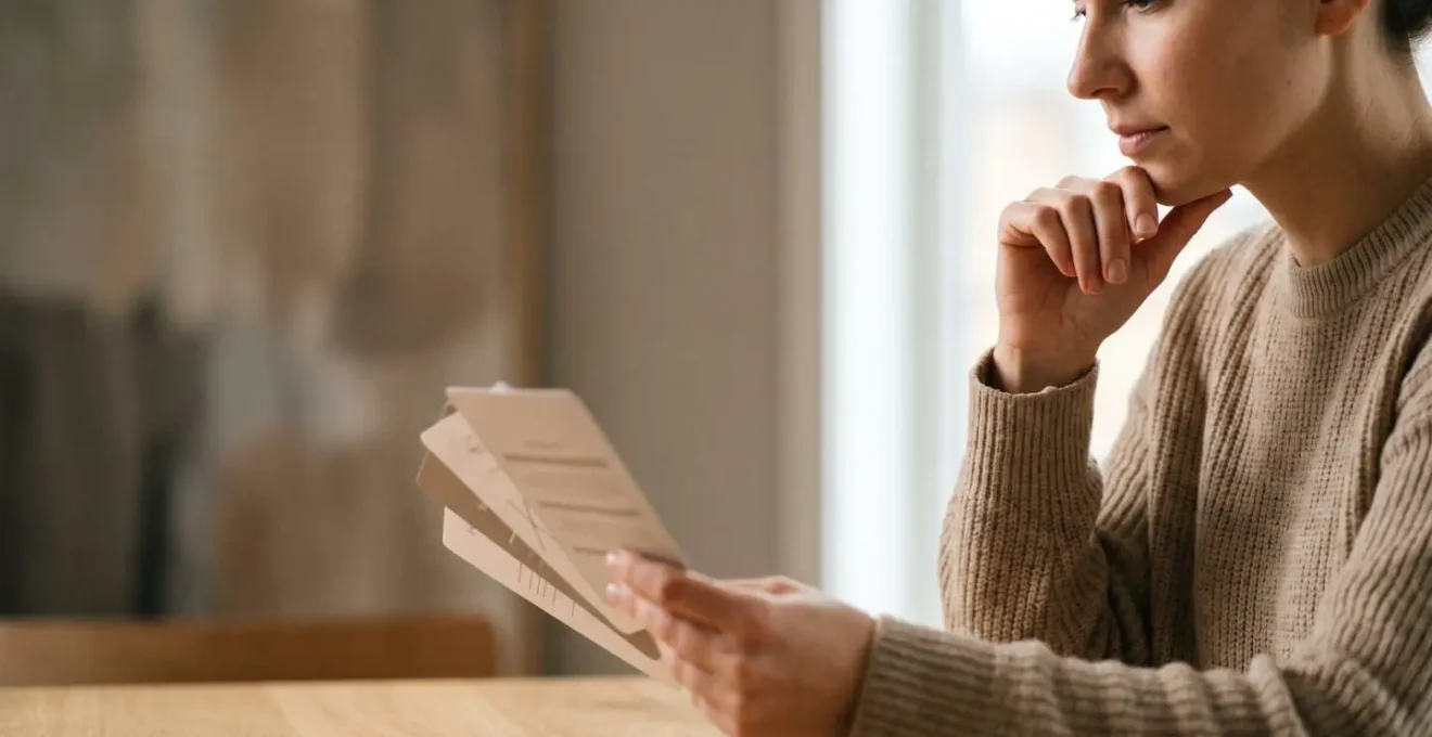 Concept visuel de l'ajustement personnalisé des garanties d'assurance selon son mode de vie