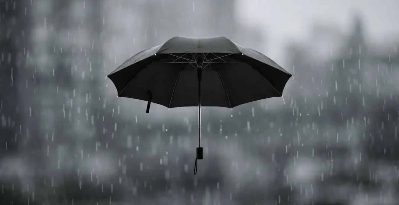 Parapluie ouvert protégeant contre la pluie, symbolisant la protection temporaire d'une assurance décès