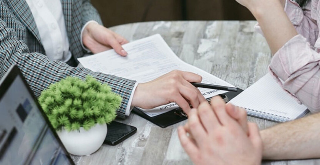 Personne vérifiant l'agrément d'une mutuelle sur le site officiel de l'ACPR avec des documents de comparaison