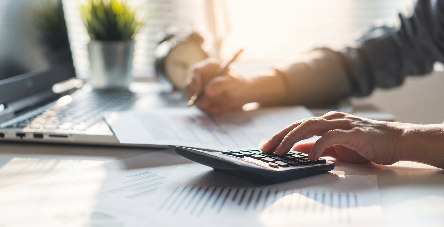 Homme consultant les documents de contrat bancaire et l'application mobile à domicile pour accéder aux services d'aide à la trésorerie